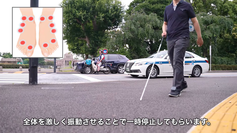 ④曲がり角に差し掛かった際には、まず全体を激しく振動させ、一時停止を使用者に促す