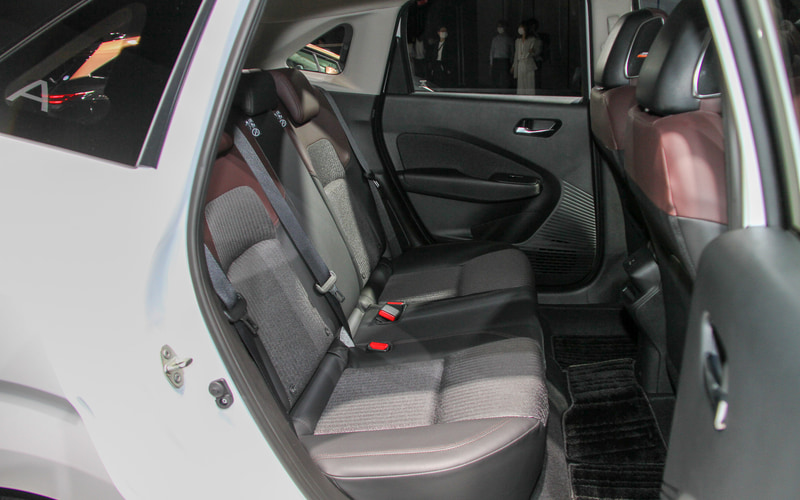 室内では通常よりプロセスの多い15工程を経て本物感を追求した木目調パネル、高級なフィーリングが体感できる本革3層構造シート、センターコンソールのイルミネーション、クラス初採用の12.3インチフルTFTメーターなどを新装備