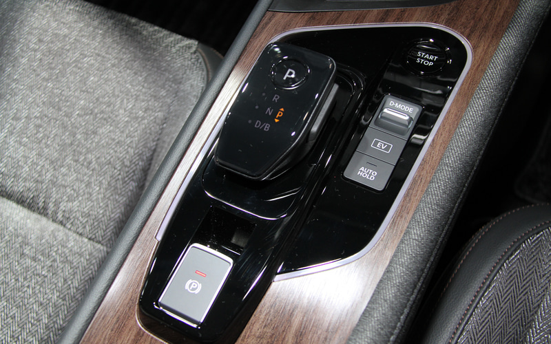 室内では通常よりプロセスの多い15工程を経て本物感を追求した木目調パネル、高級なフィーリングが体感できる本革3層構造シート、センターコンソールのイルミネーション、クラス初採用の12.3インチフルTFTメーターなどを新装備