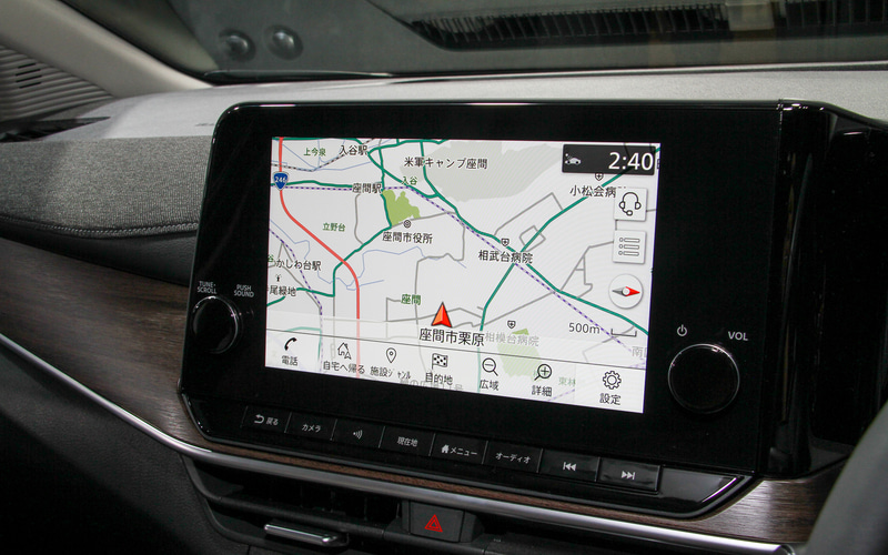 室内では通常よりプロセスの多い15工程を経て本物感を追求した木目調パネル、高級なフィーリングが体感できる本革3層構造シート、センターコンソールのイルミネーション、クラス初採用の12.3インチフルTFTメーターなどを新装備