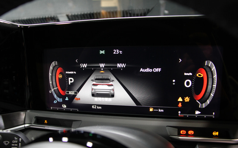 室内では通常よりプロセスの多い15工程を経て本物感を追求した木目調パネル、高級なフィーリングが体感できる本革3層構造シート、センターコンソールのイルミネーション、クラス初採用の12.3インチフルTFTメーターなどを新装備