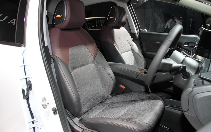 室内では通常よりプロセスの多い15工程を経て本物感を追求した木目調パネル、高級なフィーリングが体感できる本革3層構造シート、センターコンソールのイルミネーション、クラス初採用の12.3インチフルTFTメーターなどを新装備