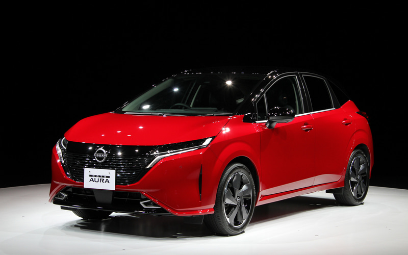 今秋に発売する新型「ノート オーラ」のボディサイズは4045×1735×1525mm（全長×全幅×全高）、ホイールベースは2580mm。外観では超薄型LEDヘッドライト/LEDシーケンシャルターンランプ（兼デイタイムランニングランプ）を採用し、フォグランプや横一文字に点灯するリアコンビネーションランプといった灯火類もLED化。樹脂加飾付き17インチアルミホイールも装備する