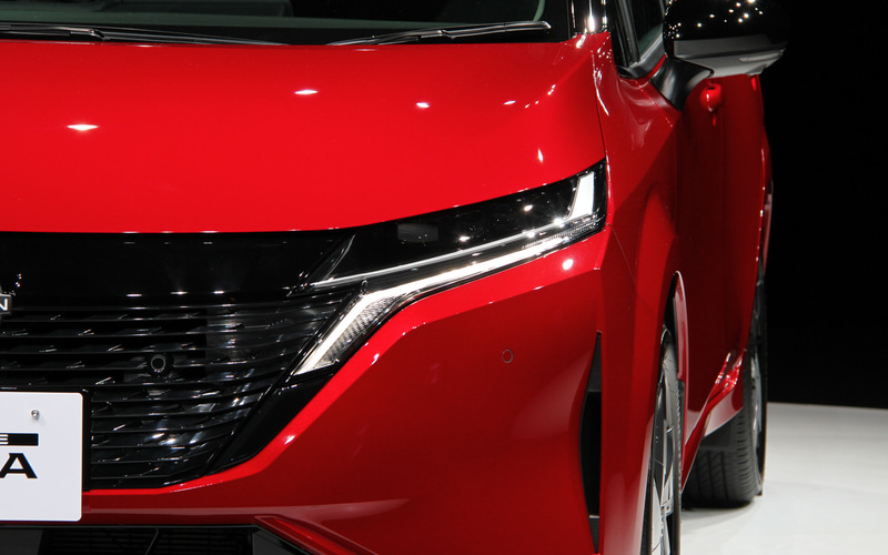 今秋に発売する新型「ノート オーラ」のボディサイズは4045×1735×1525mm（全長×全幅×全高）、ホイールベースは2580mm。外観では超薄型LEDヘッドライト/LEDシーケンシャルターンランプ（兼デイタイムランニングランプ）を採用し、フォグランプや横一文字に点灯するリアコンビネーションランプといった灯火類もLED化。樹脂加飾付き17インチアルミホイールも装備する