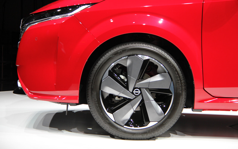 今秋に発売する新型「ノート オーラ」のボディサイズは4045×1735×1525mm（全長×全幅×全高）、ホイールベースは2580mm。外観では超薄型LEDヘッドライト/LEDシーケンシャルターンランプ（兼デイタイムランニングランプ）を採用し、フォグランプや横一文字に点灯するリアコンビネーションランプといった灯火類もLED化。樹脂加飾付き17インチアルミホイールも装備する