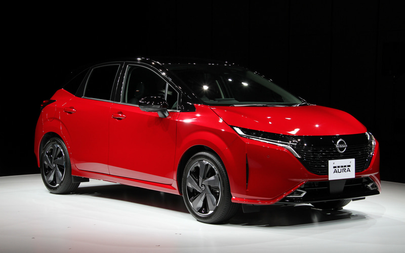 今秋に発売する新型「ノート オーラ」のボディサイズは4045×1735×1525mm（全長×全幅×全高）、ホイールベースは2580mm。外観では超薄型LEDヘッドライト/LEDシーケンシャルターンランプ（兼デイタイムランニングランプ）を採用し、フォグランプや横一文字に点灯するリアコンビネーションランプといった灯火類もLED化。樹脂加飾付き17インチアルミホイールも装備する