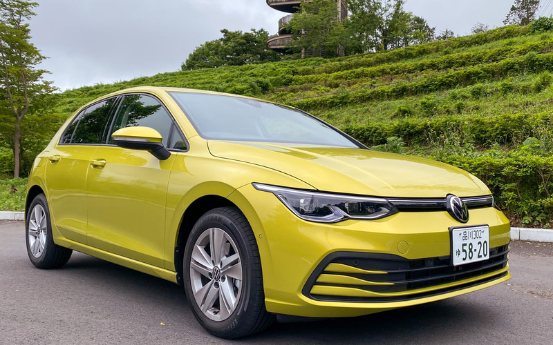 初代ゴルフからのデザインアイコンとも言える、太く力強いCピラーを受け継ぎつつ、最新のLEDテクノロジーやスリムなラジエーターグリル、風洞実験で鍛え上げられたCd値0.275のエアロダイナミクスを達成し、どこからみても新しいデザインとなった、第8世代のゴルフが誕生！　このド派手なボディカラーは「ライムイエローメタリック」という新色で、合わせて4つの新色を含む計8色から選べるようになっています。