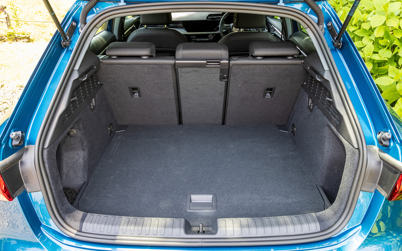 後席は40：20：40の分割可倒式