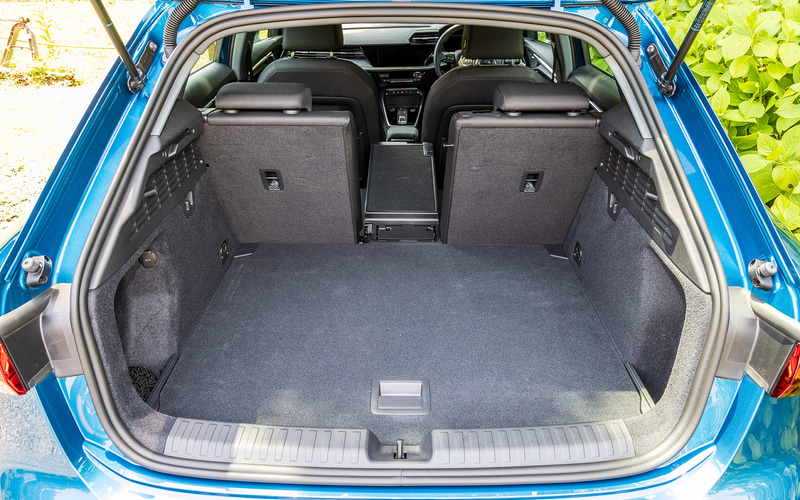 後席は40：20：40の分割可倒式