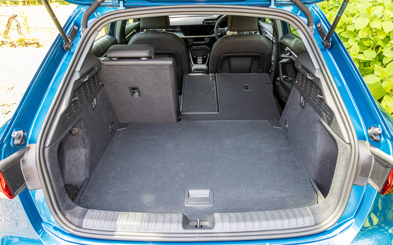 後席は40：20：40の分割可倒式