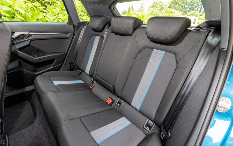 新型A3は従来モデル比でフロントのヘッドルームを7mm、エルボールームを6mm、リアのショルダールームを2mm、エルボールームを3mm拡大した。1st editionではブルーの挿し色を施したフロントシートが与えられる