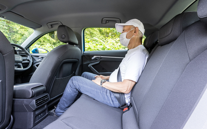 新型A3は従来モデル比でフロントのヘッドルームを7mm、エルボールームを6mm、リアのショルダールームを2mm、エルボールームを3mm拡大した。1st editionではブルーの挿し色を施したフロントシートが与えられる