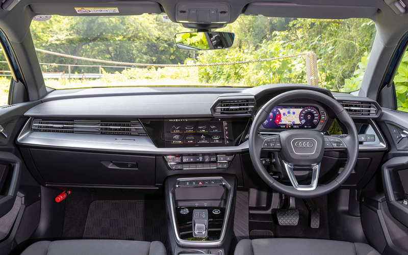 インテリアでは、センターコンソールを運転席側に向けたドライバーオリエンテッドなコクピットデザイン。コンパクトな新形状のシフトスイッチも採用した。インフォテイメントとしては最新の10.1インチのタッチスクリーン式「MIB3」MMI ナビゲーションシステムを搭載し、1st editionではアウディバーチャルコックピットなども標準装備する