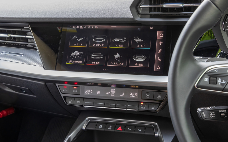 インテリアでは、センターコンソールを運転席側に向けたドライバーオリエンテッドなコクピットデザイン。コンパクトな新形状のシフトスイッチも採用した。インフォテイメントとしては最新の10.1インチのタッチスクリーン式「MIB3」MMI ナビゲーションシステムを搭載し、1st editionではアウディバーチャルコックピットなども標準装備する