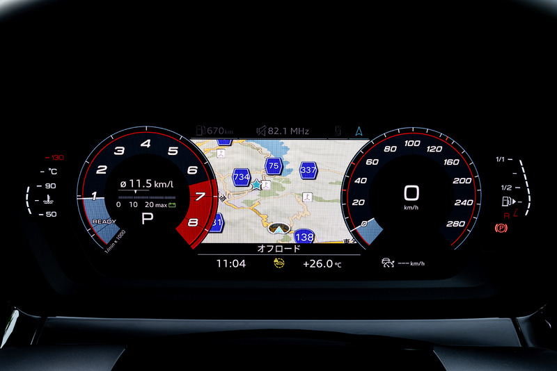 インテリアでは、センターコンソールを運転席側に向けたドライバーオリエンテッドなコクピットデザイン。コンパクトな新形状のシフトスイッチも採用した。インフォテイメントとしては最新の10.1インチのタッチスクリーン式「MIB3」MMI ナビゲーションシステムを搭載し、1st editionではアウディバーチャルコックピットなども標準装備する