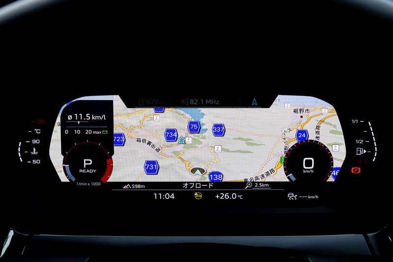 インテリアでは、センターコンソールを運転席側に向けたドライバーオリエンテッドなコクピットデザイン。コンパクトな新形状のシフトスイッチも採用した。インフォテイメントとしては最新の10.1インチのタッチスクリーン式「MIB3」MMI ナビゲーションシステムを搭載し、1st editionではアウディバーチャルコックピットなども標準装備する