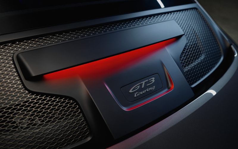 高回転エンジンは“GT3 touring”ロゴが入ったリアリッドグリルの下に配置される
