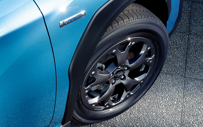 外観ではLEDヘッドライトやダークグレーメタリック塗装を施した専用17インチアルミホイールを採用