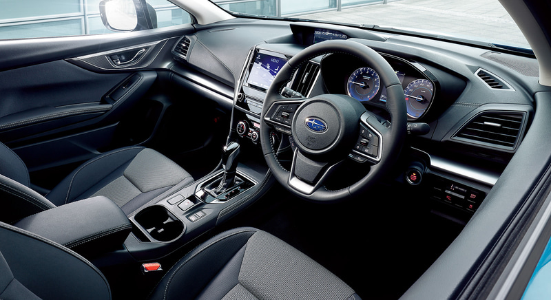 室内はシルバーステッチを用いたモノトーンのカラーコーディネート