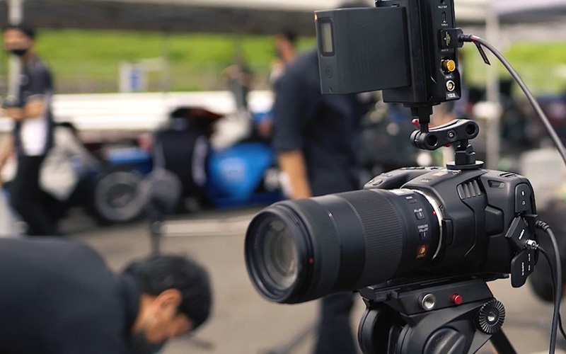 オフグリッドスタジオ ATOM’Sでは映像撮影、編集、配信などに必要な機能を備え、乗車定員は2名