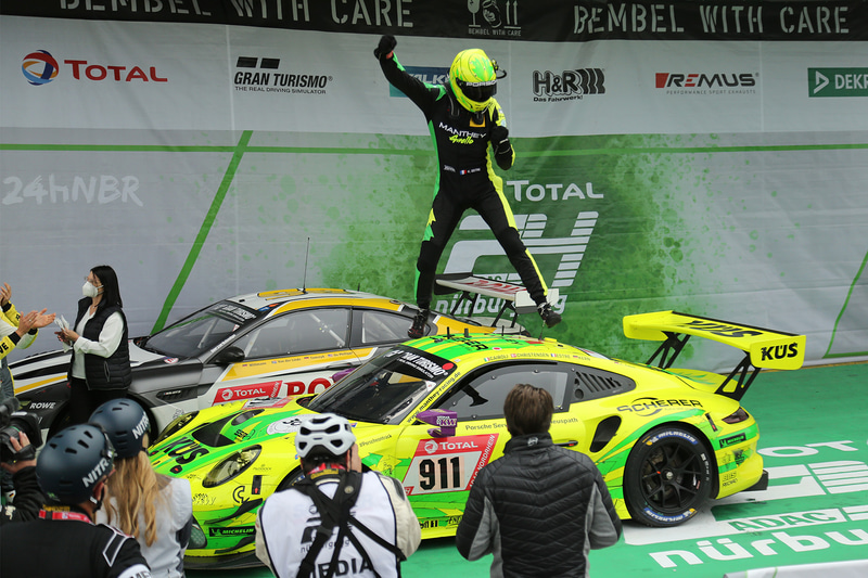 総合優勝をしたゼッケン911番のManthey-Racingのポルシェ911 GT3 R