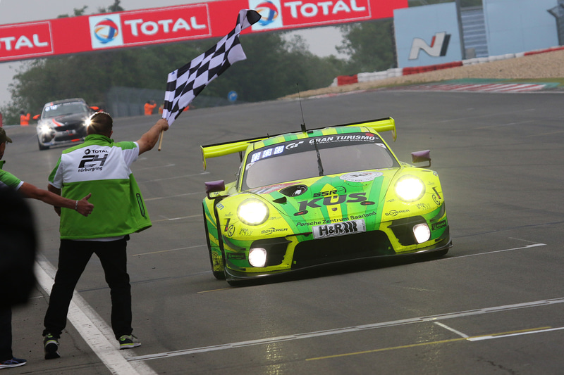 総合優勝をしたゼッケン911番のManthey-Racingのポルシェ911 GT3 R