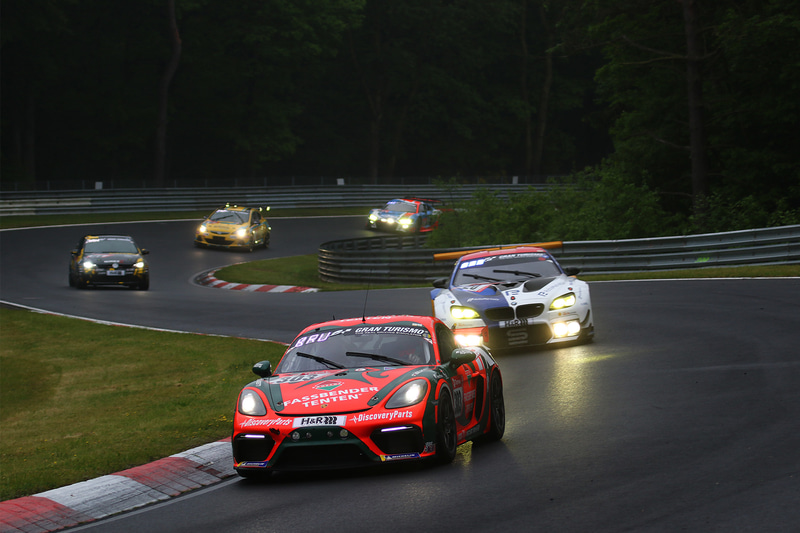 薄暗いコースを走行する各マシン