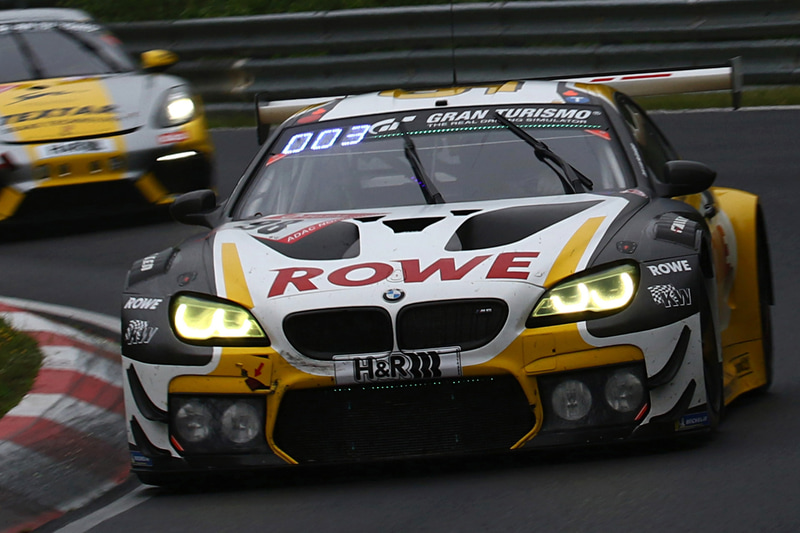 薄暗いコースを走行する各マシン