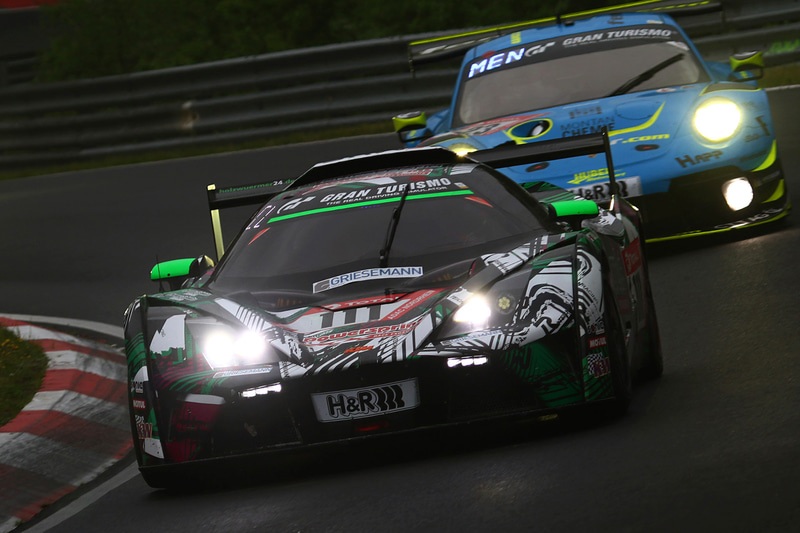 薄暗いコースを走行する各マシン