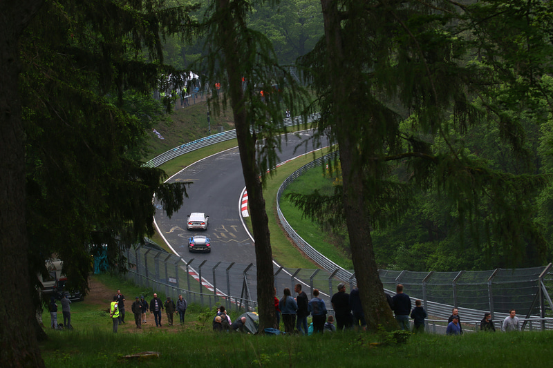 薄暗いコースを走行する各マシン