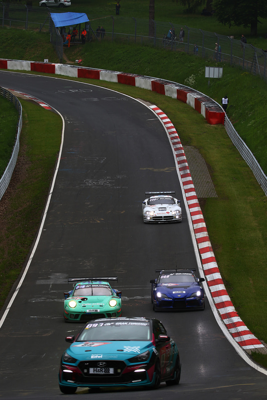 薄暗いコースを走行する各マシン