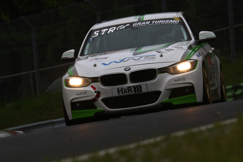 薄暗いコースを走行する各マシン