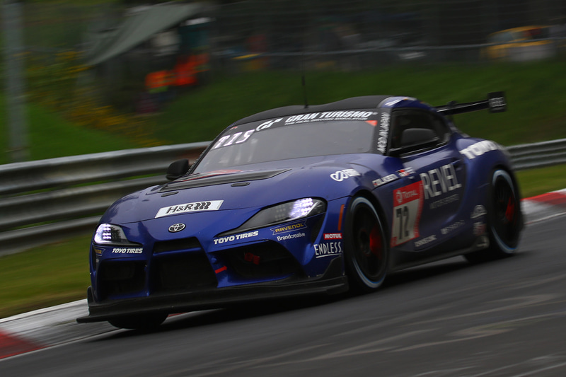 薄暗いコースを走行する各マシン