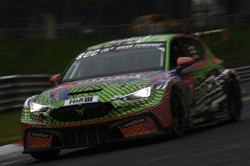 薄暗いコースを走行する各マシン