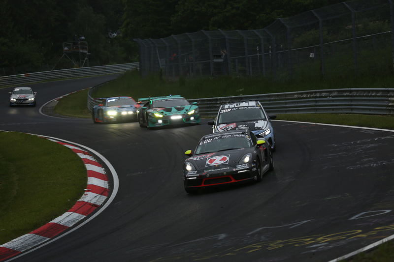 薄暗いコースを走行する各マシン