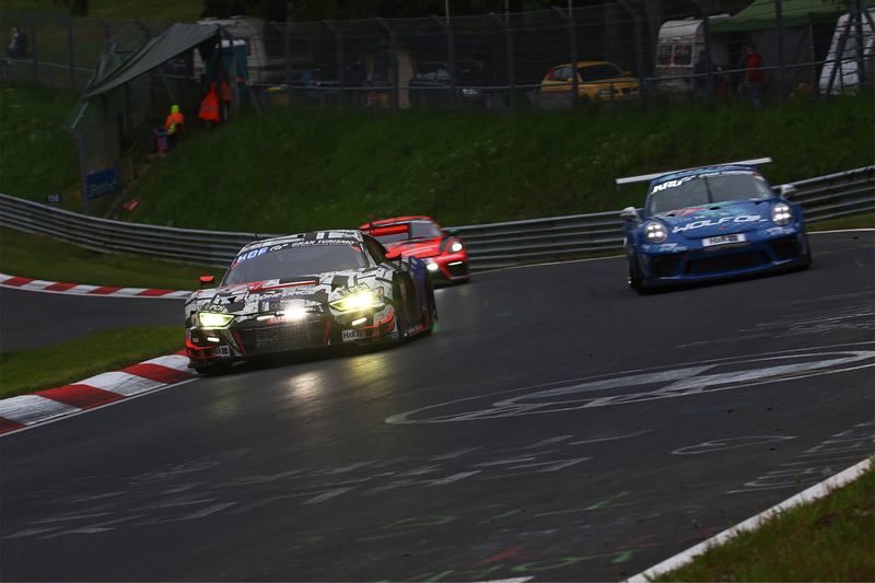 薄暗いコースを走行する各マシン