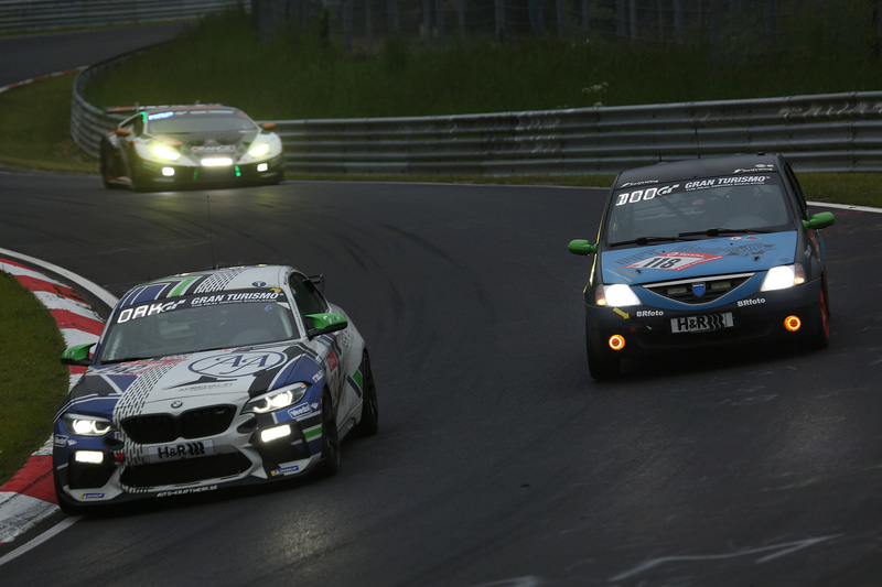 薄暗いコースを走行する各マシン