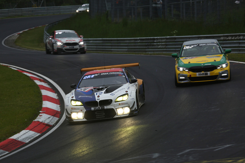 薄暗いコースを走行する各マシン