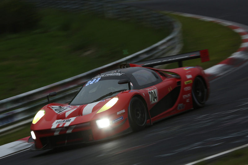 薄暗いコースを走行する各マシン