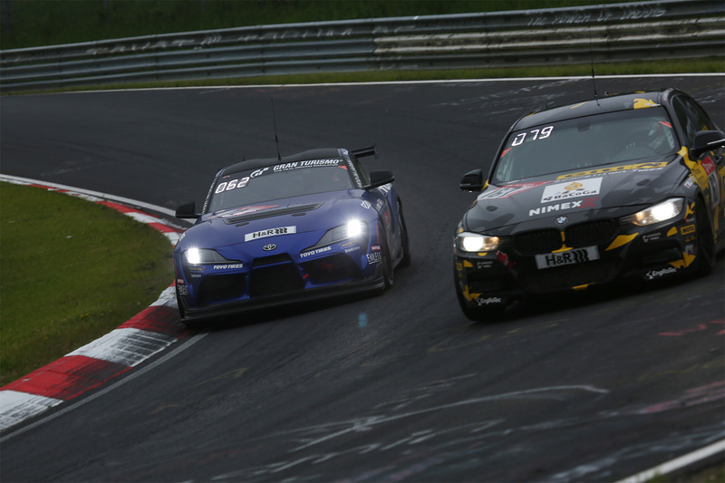 薄暗いコースを走行する各マシン