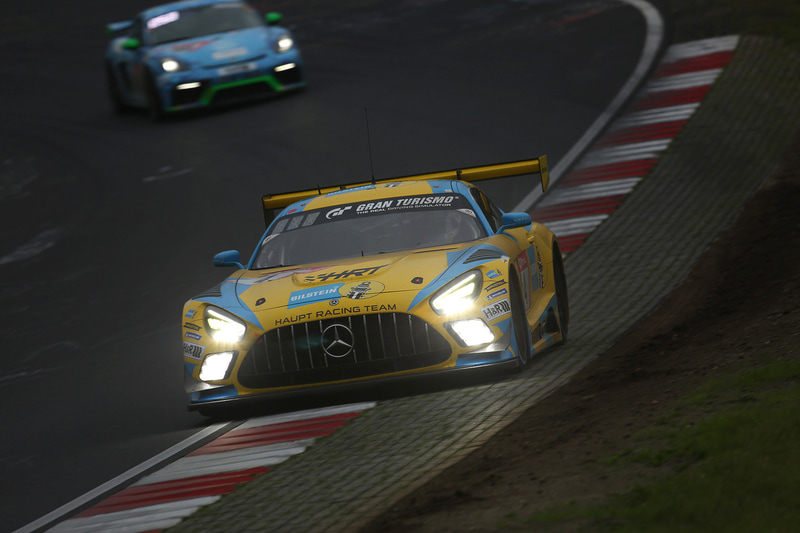 薄暗いコースを走行する各マシン