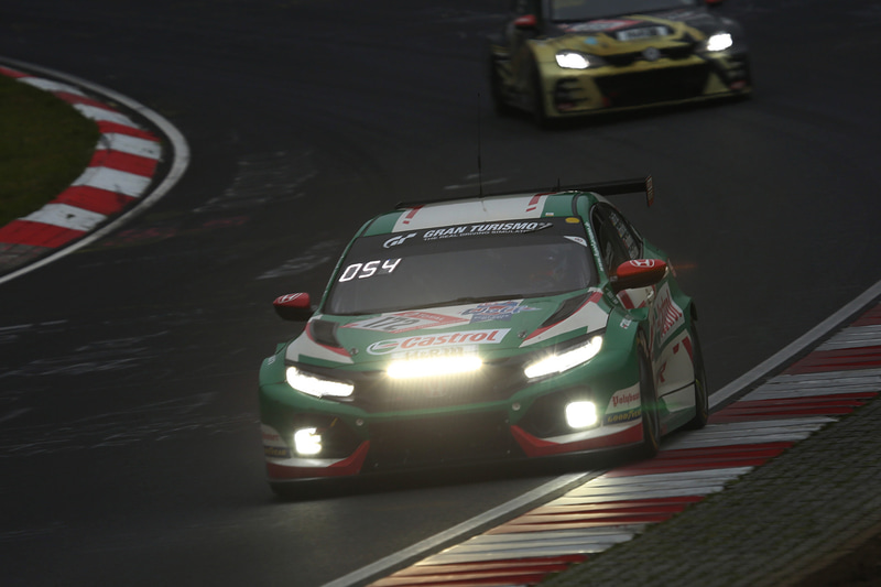 薄暗いコースを走行する各マシン