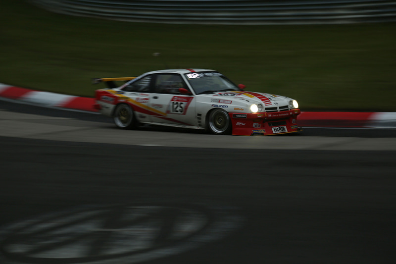 薄暗いコースを走行する各マシン