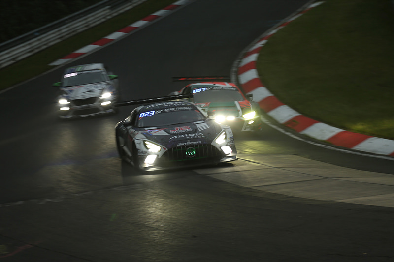 薄暗いコースを走行する各マシン