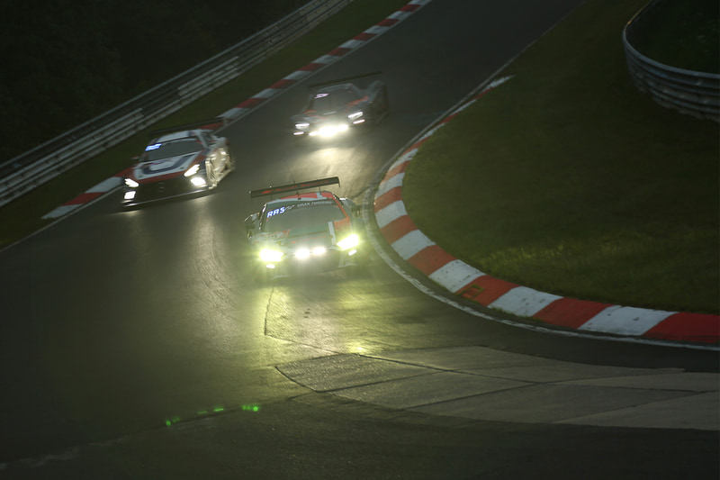 薄暗いコースを走行する各マシン