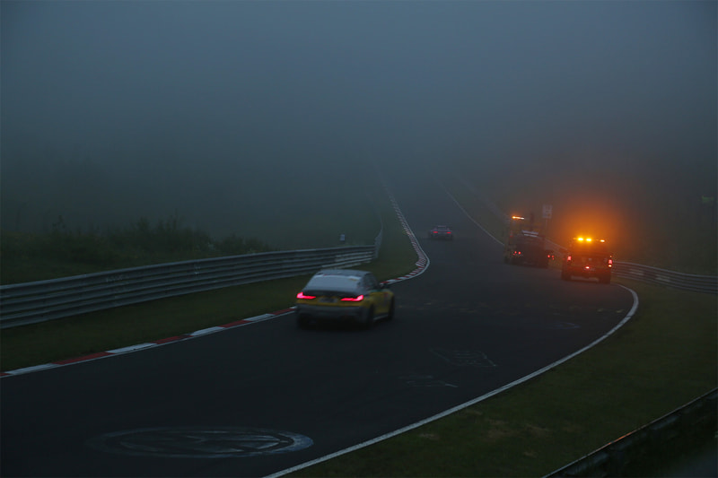 濃霧の中に消えていくマシン