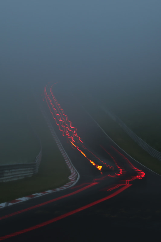 濃霧の中に消えていくマシン