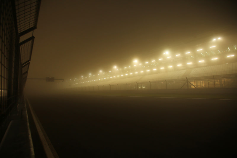 夜の22時前に赤旗が出てレースが中断したピットまわり