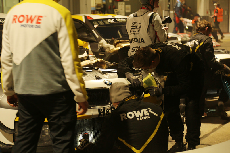 夜の22時前に赤旗が出てレースが中断したピットまわり