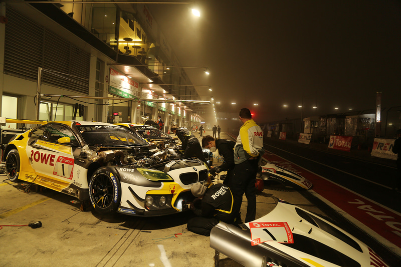 夜の22時前に赤旗が出てレースが中断したピットまわり